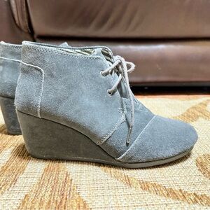 Toms Desert Wedge Womens Blue Taupe Suede Lace Up Ankle Boots Booties Sz 9 -EXC